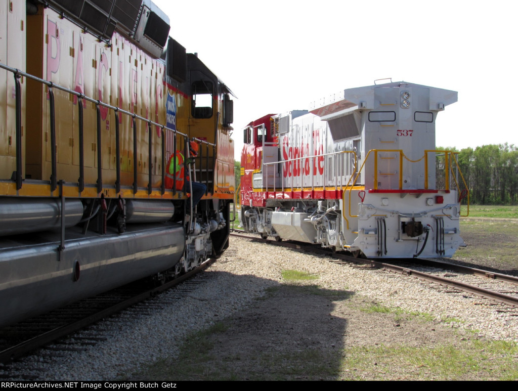 ATSF 537 & UP 6936